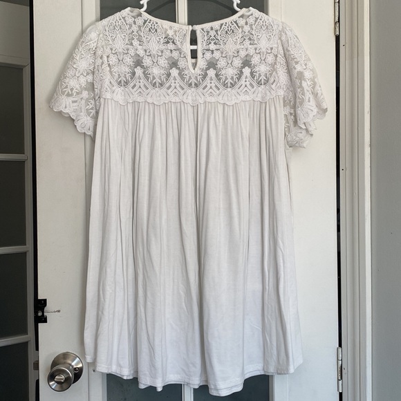 Allie Rose women’s white flowy embroidered lace short sleeve blouse - Picture 3 of 6